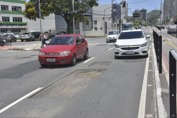 Buracos são abertos na Avenida Leitão da Silva, em Vitória por Ricardo Medeiros
