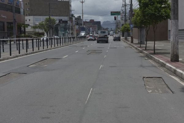 Buracos são abertos na Avenida Leitão da Silva, em Vitória por Ricardo Medeiros