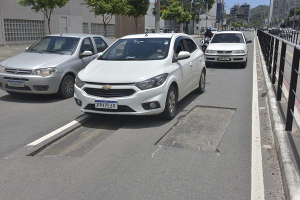 Buracos são abertos na Avenida Leitão da Silva, em Vitória por Ricardo Medeiros