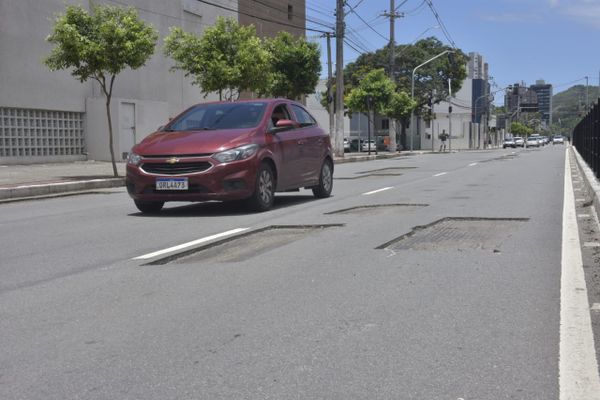 Buracos são abertos na Avenida Leitão da Silva, em Vitória por Ricardo Medeiros