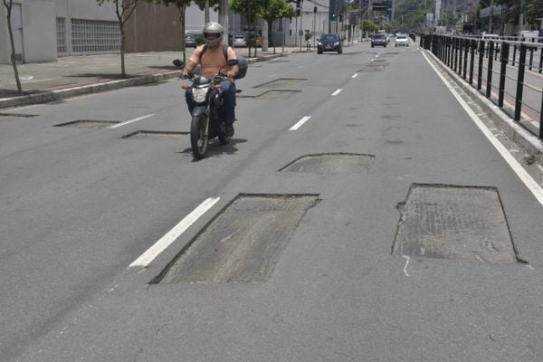 Buracos são abertos na Avenida Leitão da Silva, em Vitória por Ricardo Medeiros