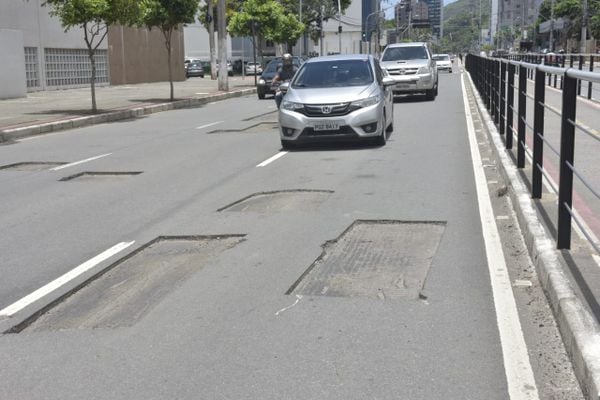 Buracos são abertos na Avenida Leitão da Silva, em Vitória por Ricardo Medeiros