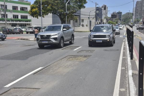 Buracos são abertos na Avenida Leitão da Silva, em Vitória por Ricardo Medeiros