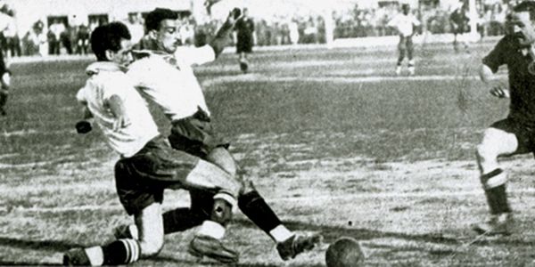 Lance da estreia da Seleção Brasileira na Copa do Mundo de 1934, contra a Espanha