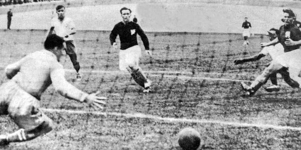 Lance de Brasil 2 x 1 Tchecoslováquia, com gol de Leônidas, na Copa do Mundo de 1938