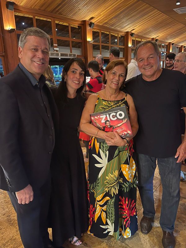 Fabiano Pereira, Karina Machado e sua mãe com o goleiro Paulo Sérgio