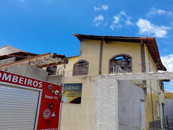Incêndio atinge clínica de recuperação em Itapemirim por Defesa Civil de Itapemirim 