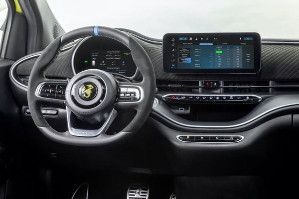 Multimídia de 10,25 polegadas e cluster totalmente digital por Abarth/Divulgação