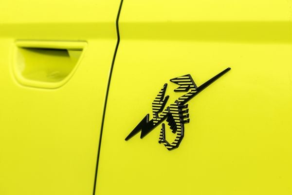 Novo logo é alusivo à eletrificação do modelo, que é o primeiro Abarth elétrico por Abarth/Divulgação