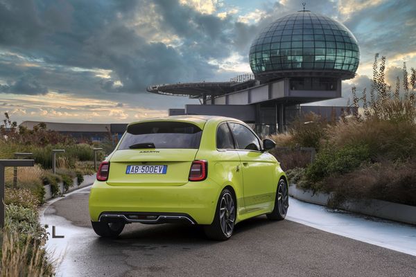 Guia do Automóvel  A Abarth torna-se elétrica mas com o mesmo som