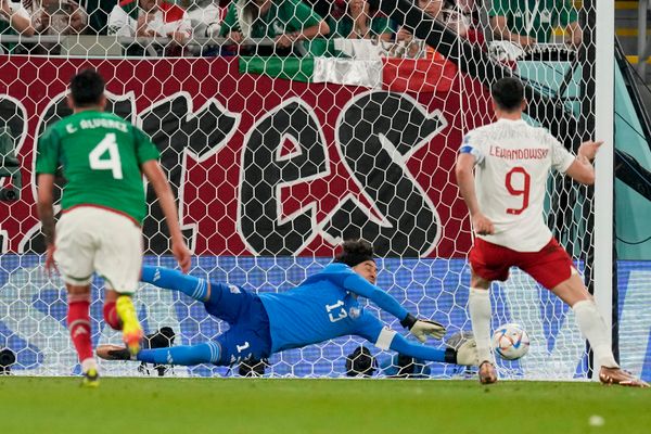 O goleiro mexicano Guillermo Ochoa bloqueia um pênalti do polonês Robert   Lewandowski