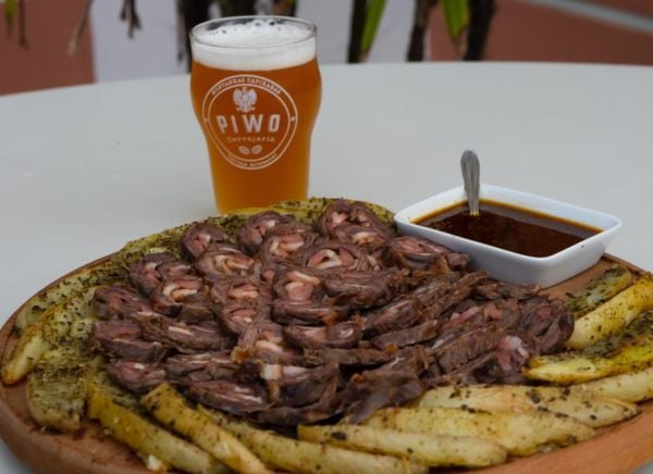 Petisco e cerveja da Piwo Cervejaria Rural para o festival Cozinha das Montanhas, em Venda Nova