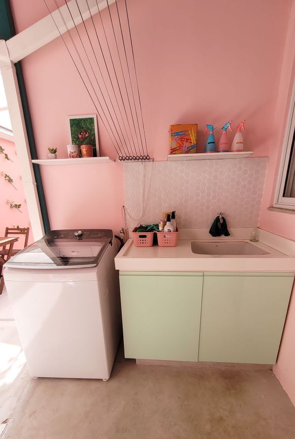 O ambiente também funciona como uma lavanderia por Natália Telha
