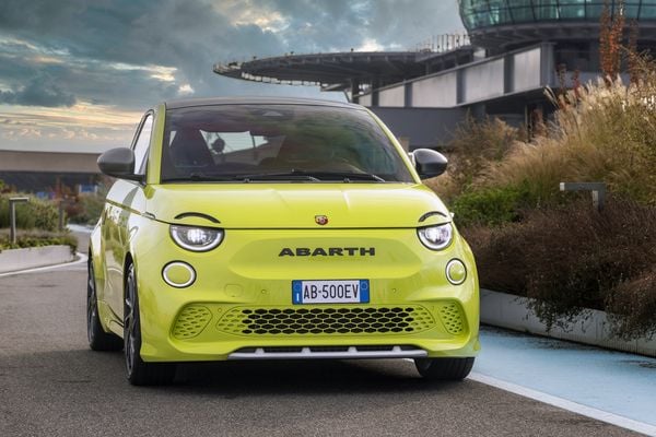 Por fora, o 500e Abarth está de cara nova, com para-choques dianteiro redesenhado, com uma pegada mais esportiva por Abarth/Divulgação