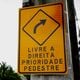 Imagem - Entenda a placa que autoriza virar à direita e furar o sinal vermelho