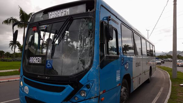 Acidente com ônibus derruba um poste em Vitória