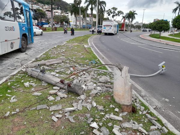 Acidente com ônibus derruba um poste em Vitória