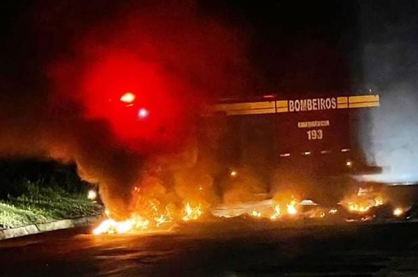 Atuação de bombeiros após ação da PRF com apreensão de materiais de atos antidemocráticos em rodovias de Santa Catarina