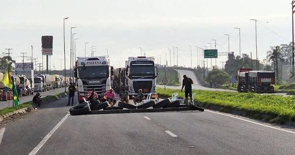 Bloqueio no km 6 da BR-277, em Paranaguá, no Paraná 