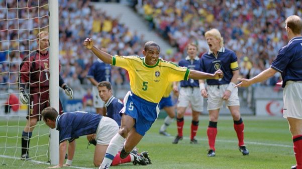 César Sampaio comemora gol do Brasil sobre a Escócia, pela Copa do Mundo de 1998