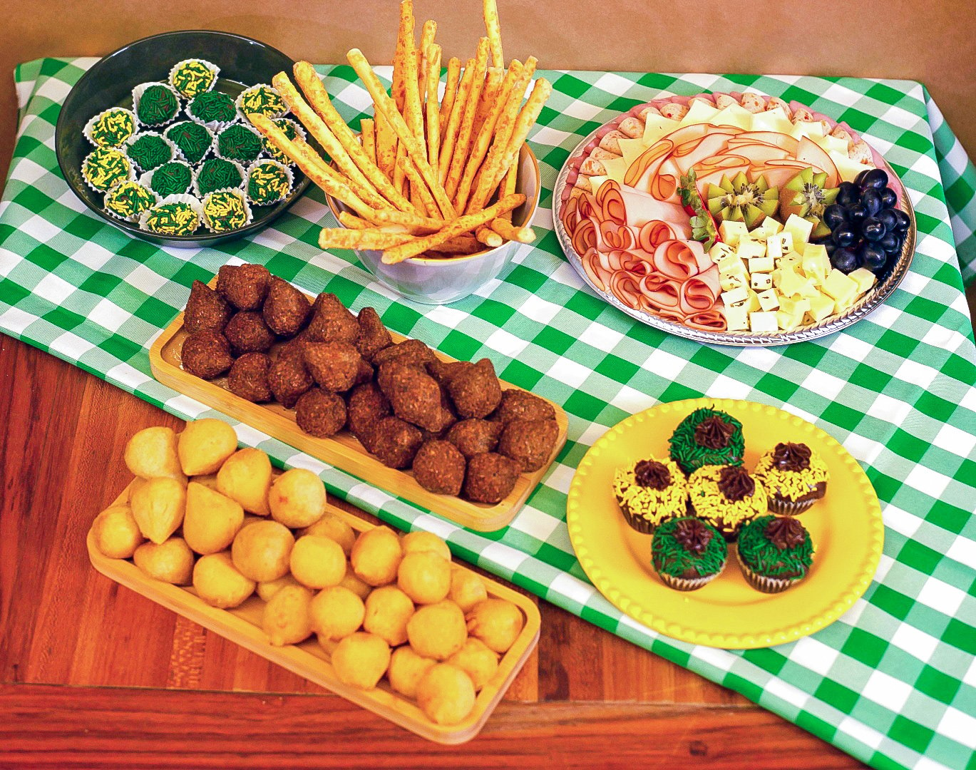 Com pão de queijo, torcedores se reúnem para assistir jogo do Brasil