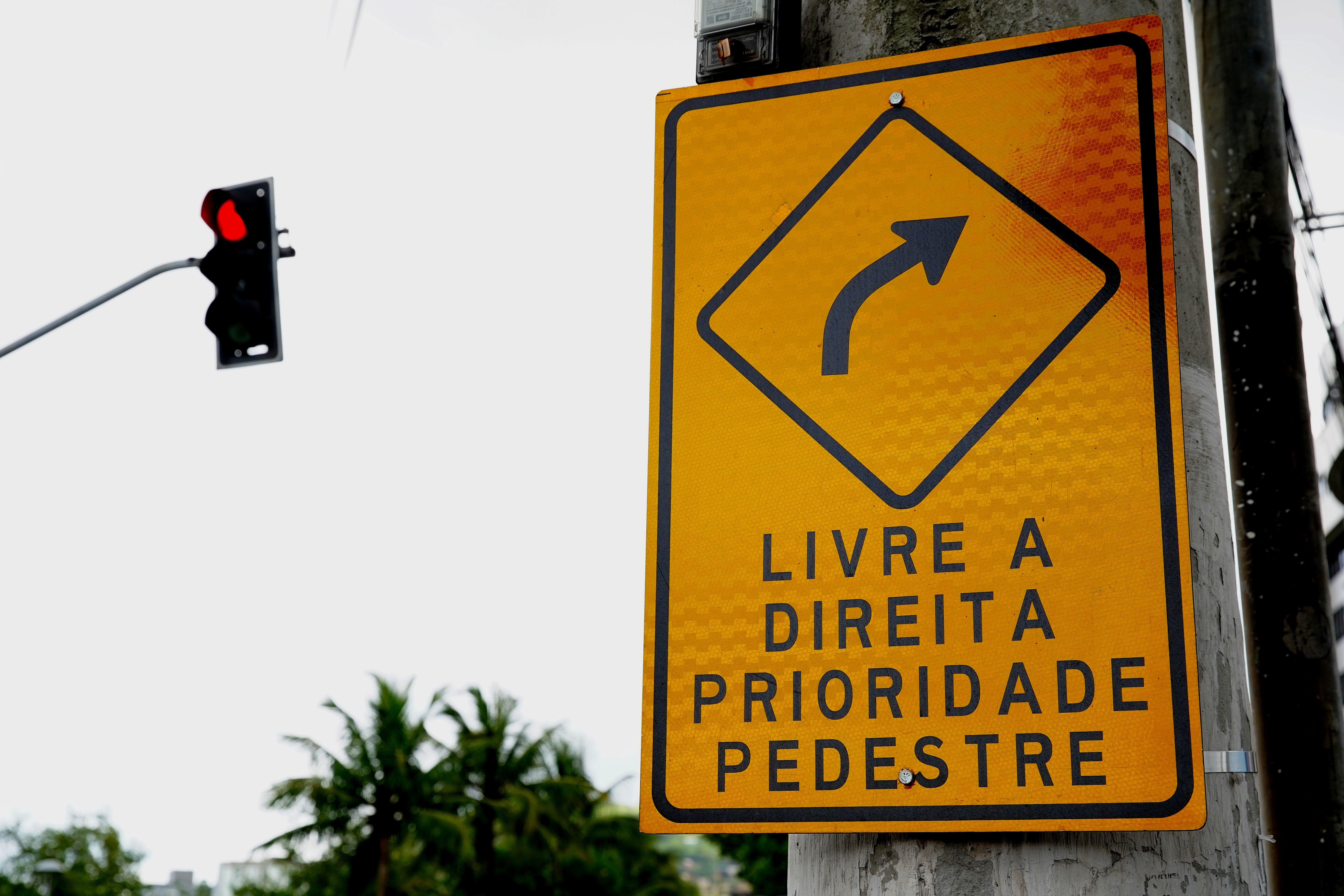 Alteração no Código de Trânsito permite ao motorista virar à direita, mesmo que o semáforo esteja em vermelho e a via sinalizada. Veja vídeo e saiba mais