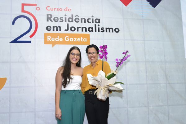  Beatriz Heolodoro entregou, em nome dos reisdentes, o presente para Sara Aguiar: flores e tributos
