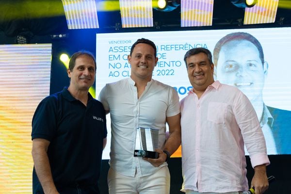  Rodrigo Santos Neves e Paulo Henrique Corrêa entregam o troféu a Tiago Barbosa (centro)