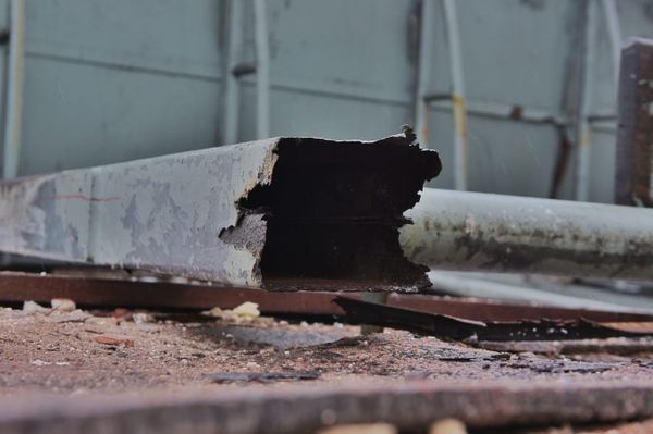Abrigo de ponto de ônibus cai na Avenida Beira-Mar, em Vitória por Fernando Madeira