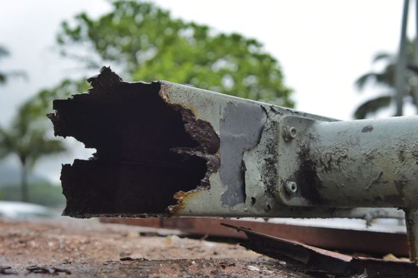 Abrigo de ponto de ônibus cai na Avenida Beira-Mar, em Vitória por Fernando Madeira