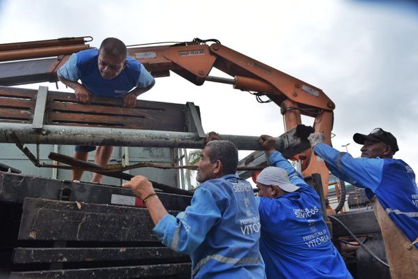 Abrigo de ponto de ônibus cai na Avenida Beira-Mar, em Vitória por Fernando Madeira