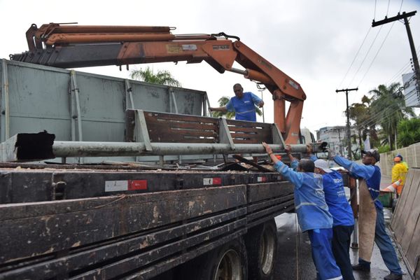 Abrigo de ponto de ônibus cai na Avenida Beira-Mar, em Vitória por Fernando Madeira