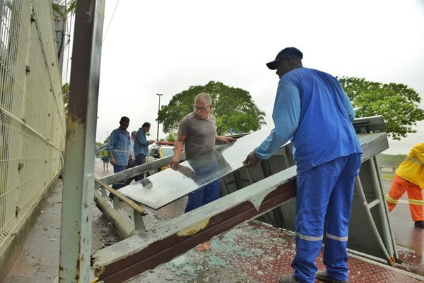 Abrigo de ponto de ônibus cai na Avenida Beira-Mar, em Vitória por Fernando Madeira