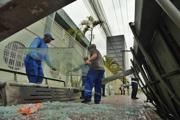 Abrigo de ponto de ônibus cai na Avenida Beira-Mar, em Vitória por Fernando Madeira