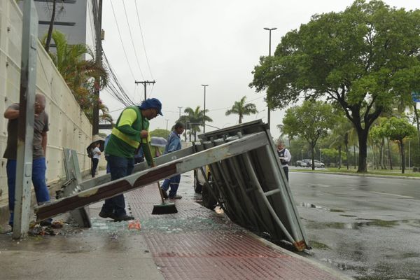 Abrigo de ponto de ônibus cai na Avenida Beira-Mar, em Vitória por Fernando Madeira