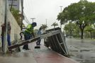 Abrigo de ponto de ônibus cai na Avenida Beira-Mar, em Vitória(Fernando Madeira)