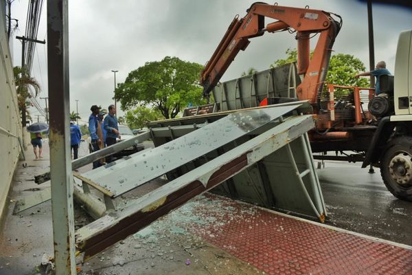 Abrigo de ponto de ônibus cai na Avenida Beira-Mar, em Vitória por Fernando Madeira