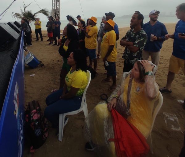 Apesar da chuva, torcida assiste à estreia do Brasil em Camburi por Breno Coelho