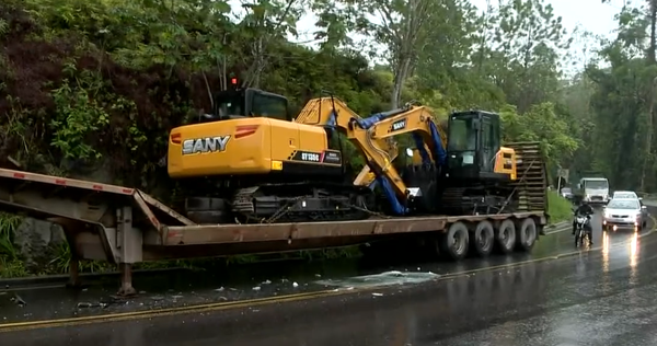 Carreta envolvida em acidente estava com retroescavadeira