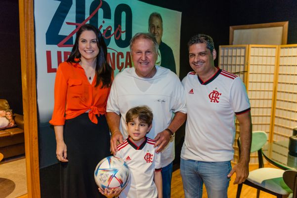 Débora Veronez, Patrick Ribeiro e o filho Benjamin receberam o craque Zico em noite de palestra e autógrafos no Espaço Patrick Ribeiro