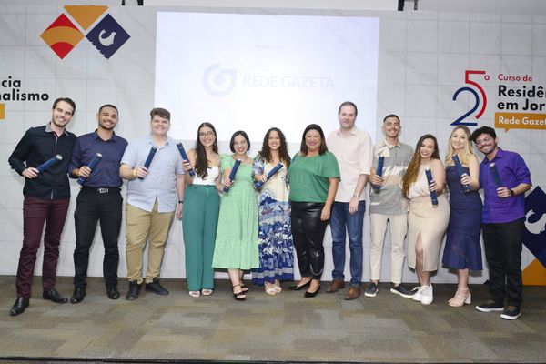 Elaine Silva e Bruno Dalvi com a turma de residentes