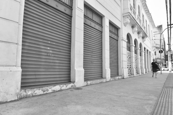Lojas fechadas na avenida Jerônimo Monteiro, no Centro de Vitória
