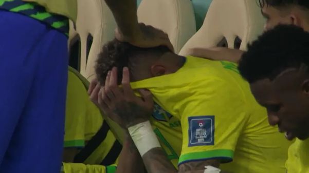 Neymar chora no banco de reservas da Seleção Brasileira