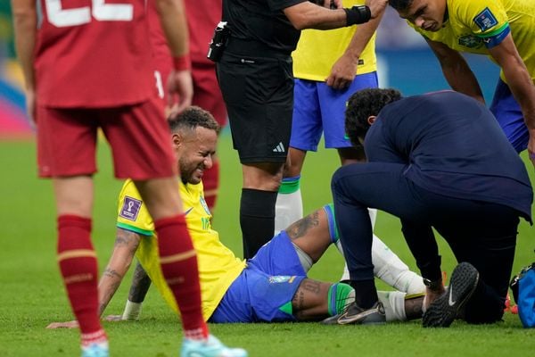 Neymar, do Brasil, sente dores após sofrer falta na partida contra a Sérvia