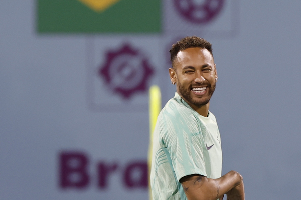 Neymar leva os 'parças' e até cabeleireiro para a Copa do Mundo 