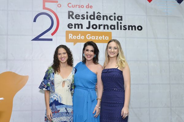 Renata Rasseli, mestre de cerimônia da noite, ao lado das oradoras da turma, Mikaella Mozer e Lívia Bonatto