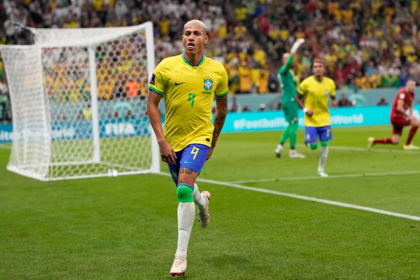 Richarlison, do Brasil, comemora após marcar gol na partida contra a Sérvia 