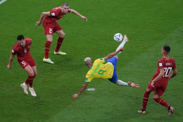 Richarlison faz golaço de voleio, o segundo dele na vitória do Brasil contra a Sérvia na Copa 