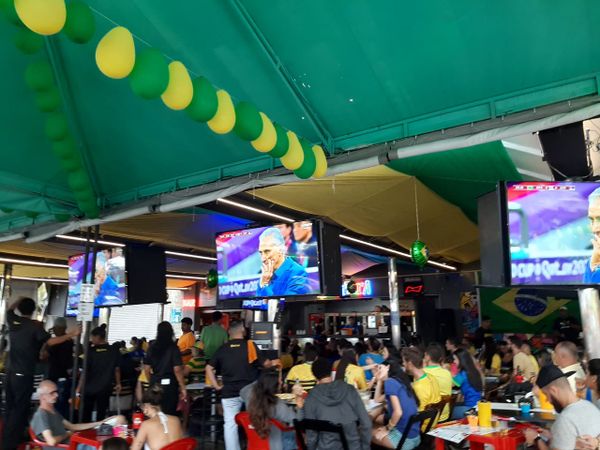 Torcedores no Triângulo das Bermudas, na Praia do Canto em Vitória, assistem à estreia do Brasil na Copa por Ricardo Medeiros