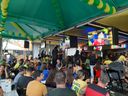 Torcedores no Triângulo das Bermudas, na Praia do Canto em Vitória, assistem à estreia do Brasil na Copa(Ricardo Medeiros)
